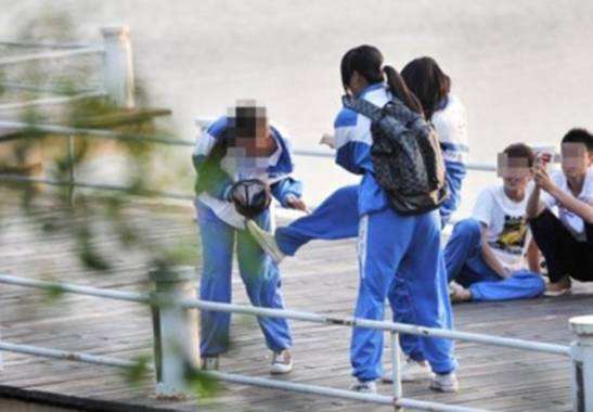 教育部回应"女童眼中被塞纸片" 学校要依法依规处理