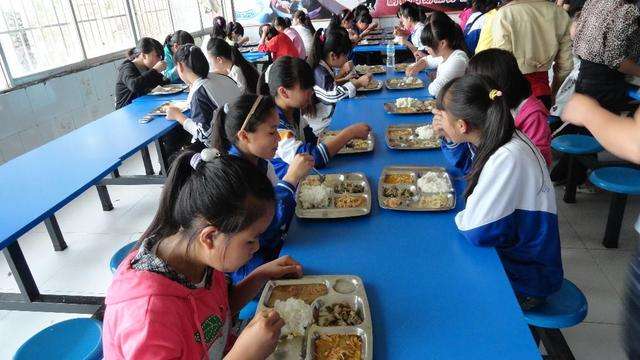 老师监督食堂被打被罚：到底是谁影响学校声誉？
