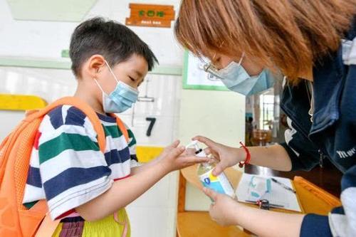 广东幼儿分批返园：错班分区活动 图片标记安全距离
